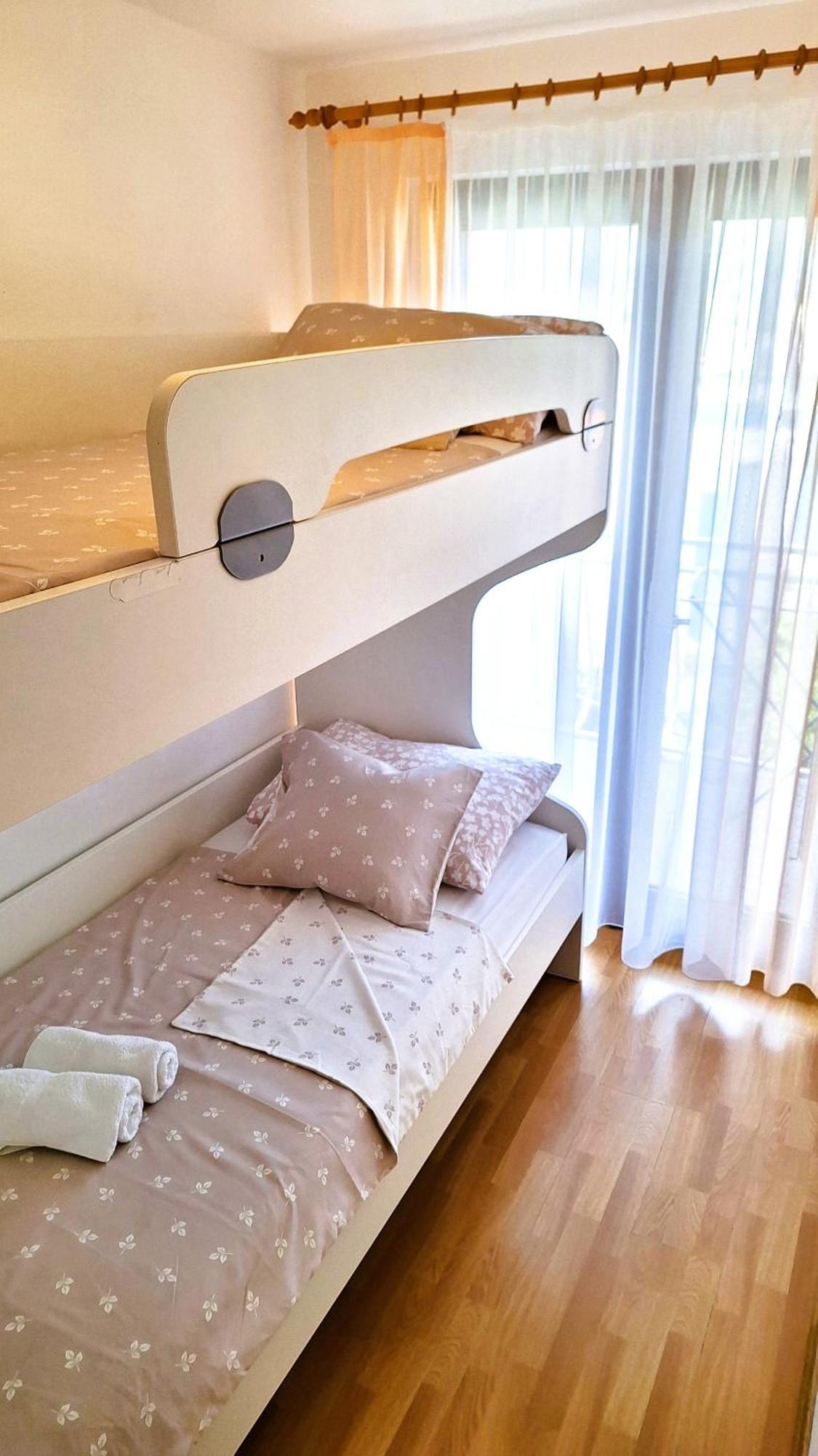 Apartmani I & J Seric Seget Vranjica Eksteriør bilde